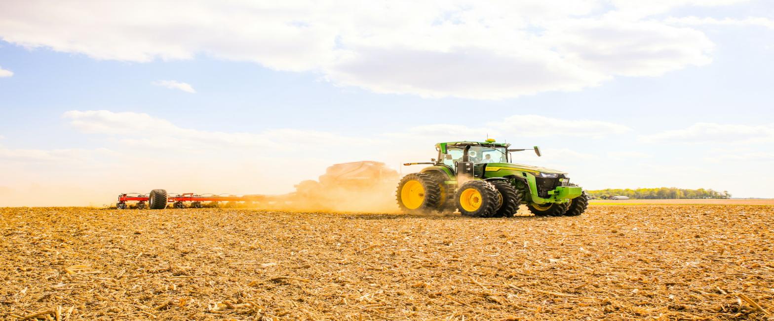 Traktor bei der Feldbewirtschaftung in Südchile